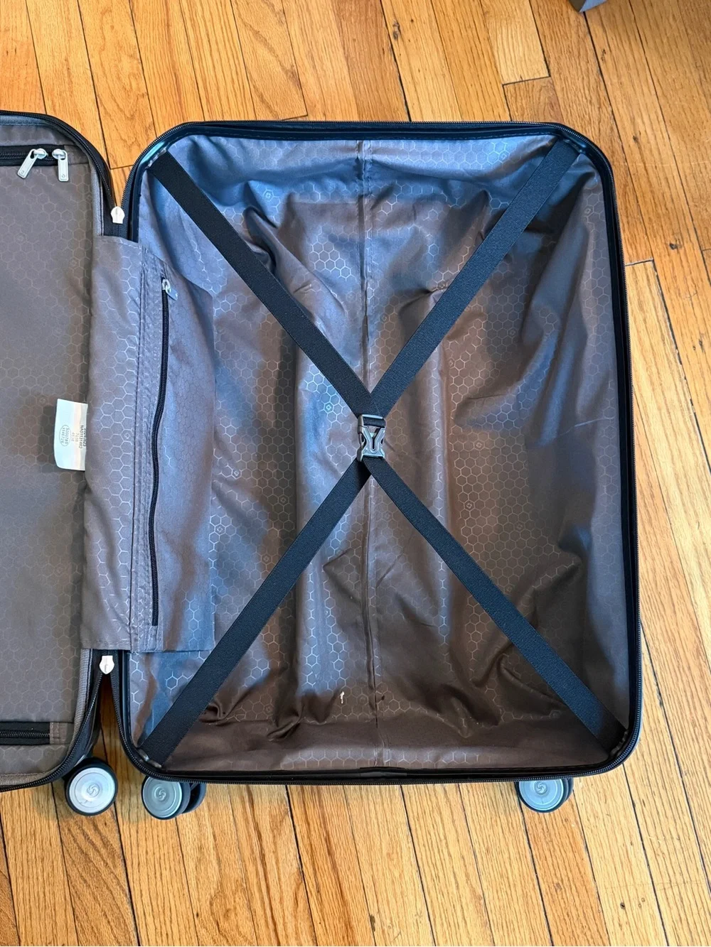 Samsonite Black Freeform Medium Check-in Hardside Spinner
